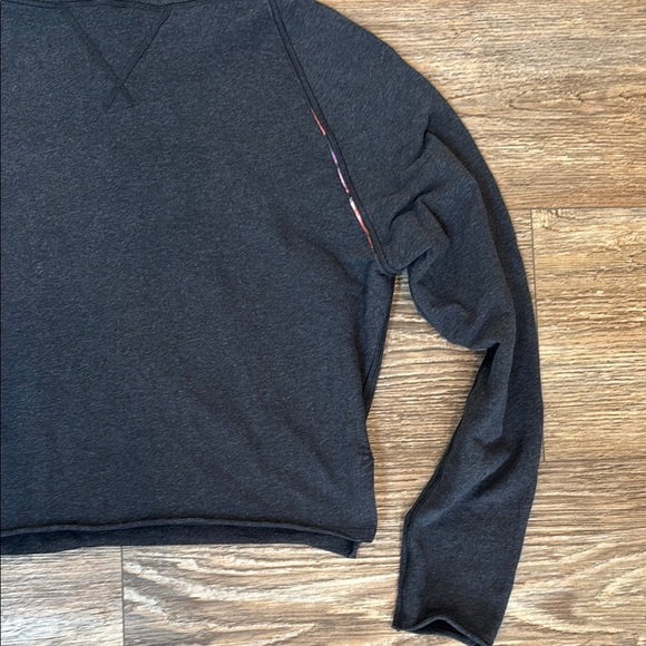 Lululemon Heathered Black Cropped Please Me Pullover Women's est Size 8 - Picture 4 of 9